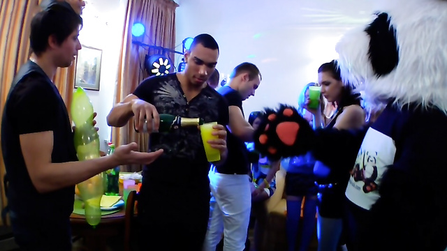 Drunk Young Students Throw Wild Group Sex Party