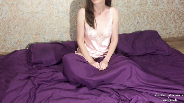 Cute Babe Gives Him A Wet Goodnight Blowjob!
